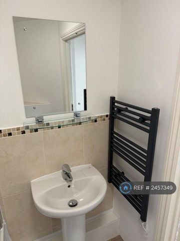 2 bedroom flat to rent - Photo 2