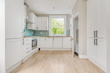 3 bedroom maisonette in Fulham - Photo 3