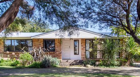 Classic Family Home - Photo 4