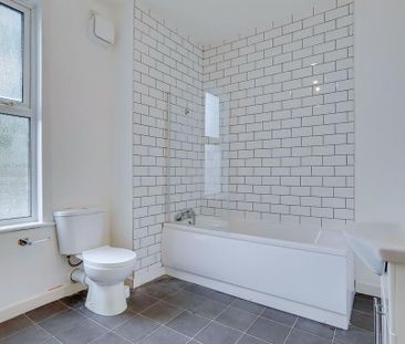 2 bedroom ground floor flat to rent - Photo 2