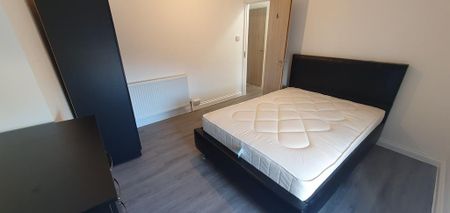 6 bedroom terraced house to rent - Photo 2