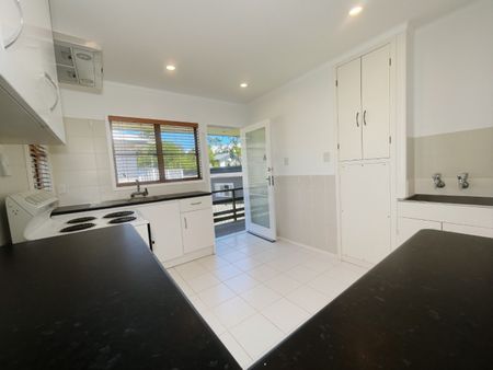 Sunny Two Bedroom Family Home in Peaceful Birkdale - Photo 4