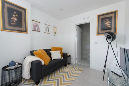 1 bedroom serviced apartment to rent - Photo 3