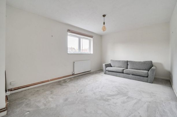 3 bedroom semi-detached maisonette to rent - Photo 1