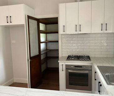 Cute and close in - Photo 4