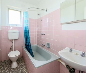 One Bedroom apartment located in the heart of Glen Iris. - Photo 4