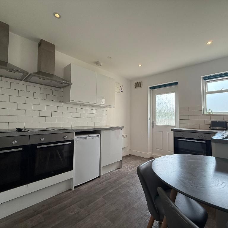 Brassie Avenue, East Acton, London, W3 7DE - Photo 1