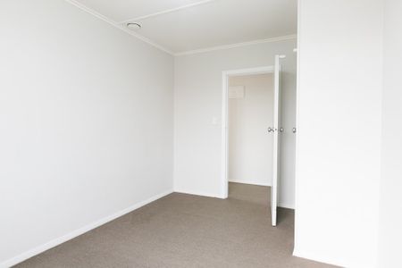 Roslyn - 3 Bedrooms - Photo 2