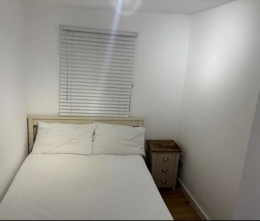 2 Bed Flat, London, SW19 - Photo 1