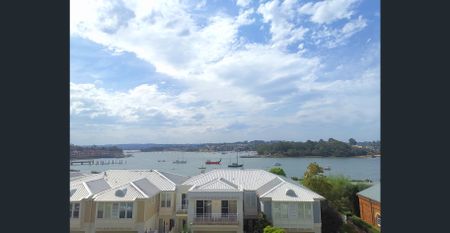 Water front dual-level single bedroom apartment. North facing with magnificent water view and huge bedroom. Only $850 per week. - Photo 3