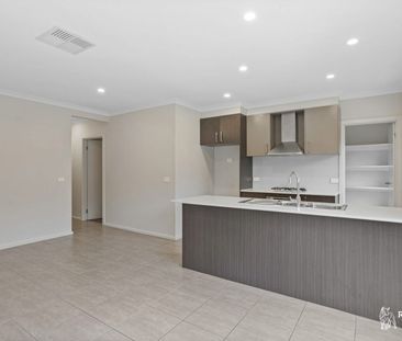 6 Peak Rd, Greenvale, Vic 3059 - Photo 1