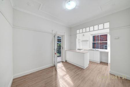 Spacious Art Deco Apartment with Modern Comfort in Prime Location - Photo 5