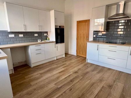 3 bedroom apartment to rent - Photo 3