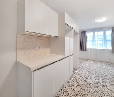 Beautifully renovated 3-bedroom family home. - Photo 2