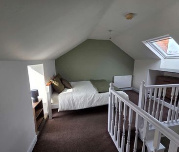 Stylish Home from Home House Share Room 4 (Front Left) - Photo 2