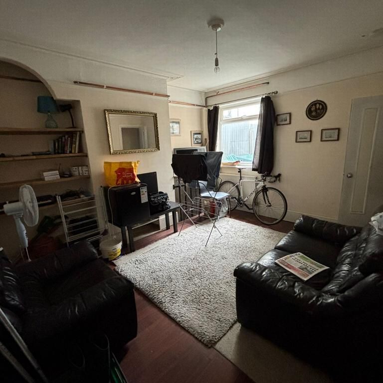 1 bedroom in a house share to rent - Photo 1