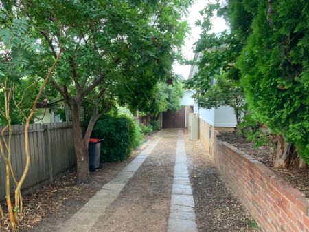 Gorgeous Three Bedroom East Albury Home - Photo 4