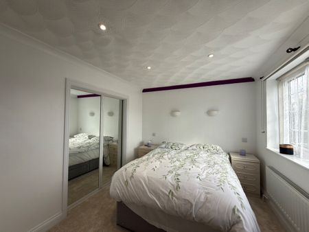 Room in a Shared House, St. Bernards Close, LU3 - Photo 2