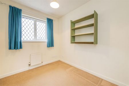 3 bed House - Detached To Let - Photo 4
