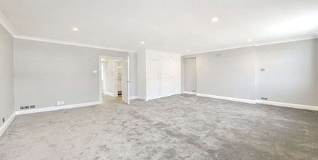 A beautifully presented spacious third floor studio apartment located moments from Elizabeth Street. - Photo 3