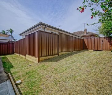 Spacious 3-Bedroom Home with Yard & Parking - Photo 5