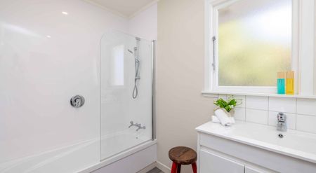 Avonhead, 5 bedrooms - Photo 5