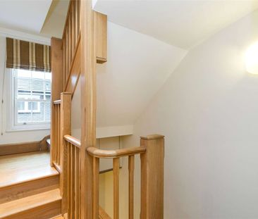 Charming mews house set on private and secluded street moments away from Knightsbridge - Photo 1