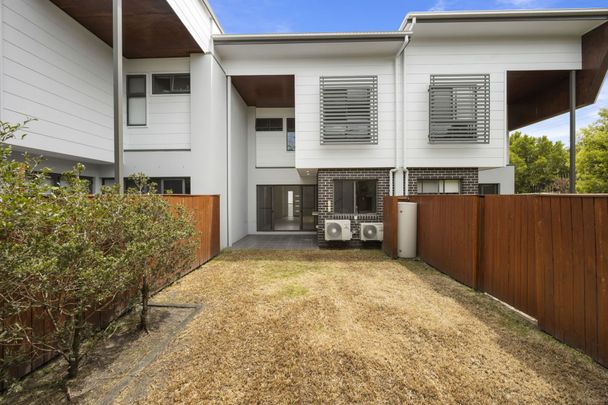 Three-Bedroom Townhouse in a Quiet Location - Photo 1