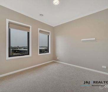 Elegant 4 Bedroom plus Study - Photo 4