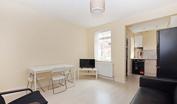 3 Bedroom Student Property with Two Bathrooms! - Photo 1