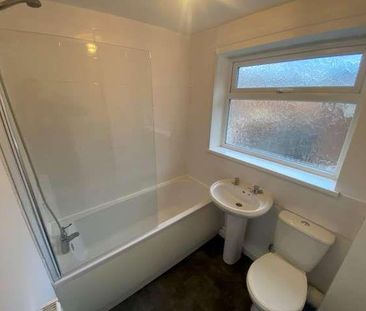 3 bedroom flat to rent - Photo 3