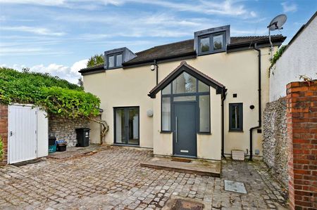An Exceptional Four-Bedroom Detached Residence in the Prestigious BS9 Postcode - Photo 4