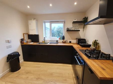 2 Bed Flat, Cemetery Road, E7 - Photo 5