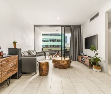 'La Vida' Living – Spacious One-Bedroom with Rooftop Pool & Sauna - Photo 4