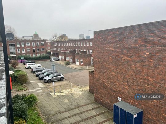 1 bedroom in a flat share to rent - Photo 1