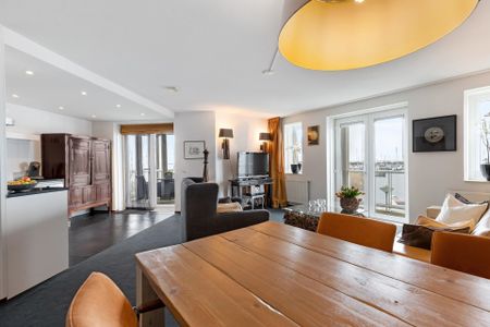 Elegant Waterfront Apartment with Scenic Views - Photo 4