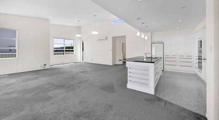 Close to Town - Photo 4