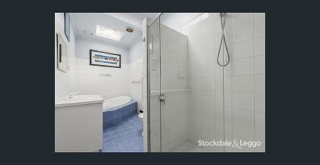 Captivating 2-Bedroom House with Scenic Water Views - Photo 5