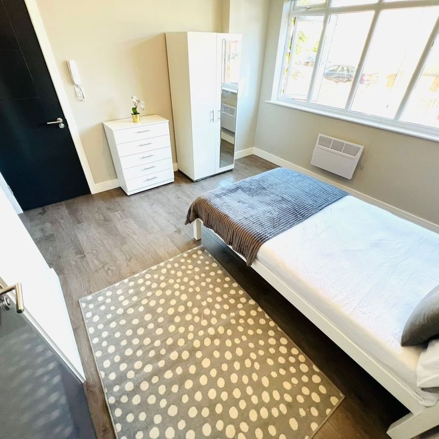 Room in a Shared House, Larbert Road, SW16 - Photo 1