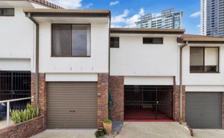 Modern Townhouse in Prime Southport Location - Convenience, Style, and Space! - Photo 5