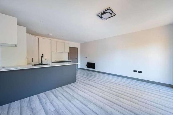 Colney Hatch Lane, London, Colney Hatch, N10 - Photo 1