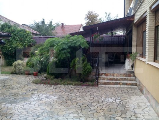 Casa de inchiriat, cu 10 camere, avand o suprafata de 611 mp - Fotografie 1