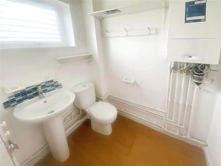 3 bedroom end of terrace house to rent - Photo 2