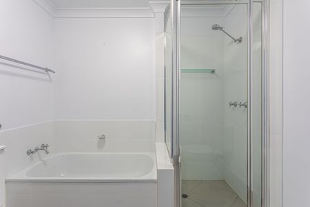 Beautifully Renovated 3 Brm Townhouse - Photo 3