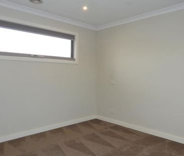 Luxury Townhouse in Prime Location! - Photo 4