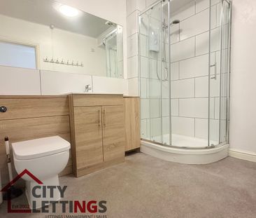 8 Bedroom Mid Terraced House - Photo 1