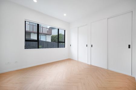 Designer 5 Bedroom Home Hillsborough - Photo 2