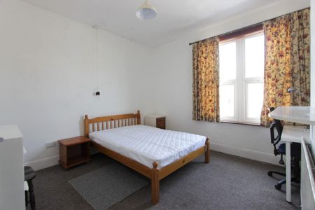 4 bedroom House To Let - Photo 4