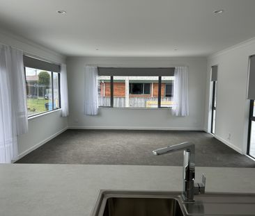 Brand new 3 bedroom townhouse available now - Photo 2