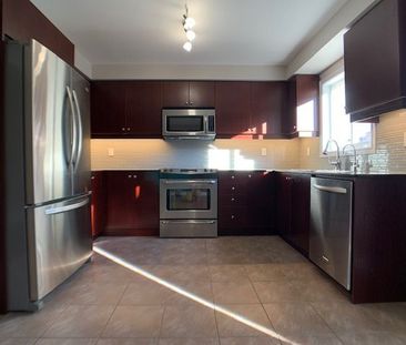 For Lease - 137 Four Seasons Crescent, Newmarket, Ontario - Photo 3